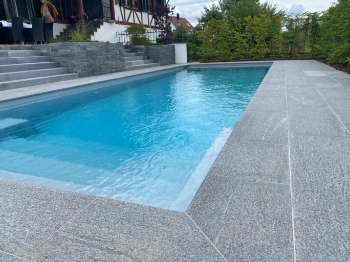 Poolrandplatten-aus-Onsernone-Gneis.jpg