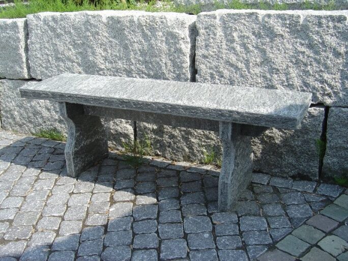 Sitzbank-auf-Maggia-Gneis.jpg