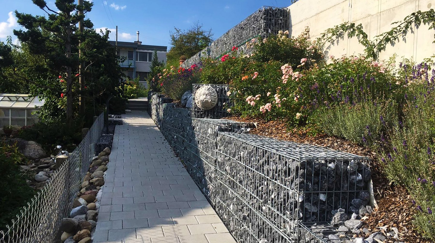 Steinkörbe aus verzinktem Stahl mit Kalkstein gefüllt als Gartenmauer