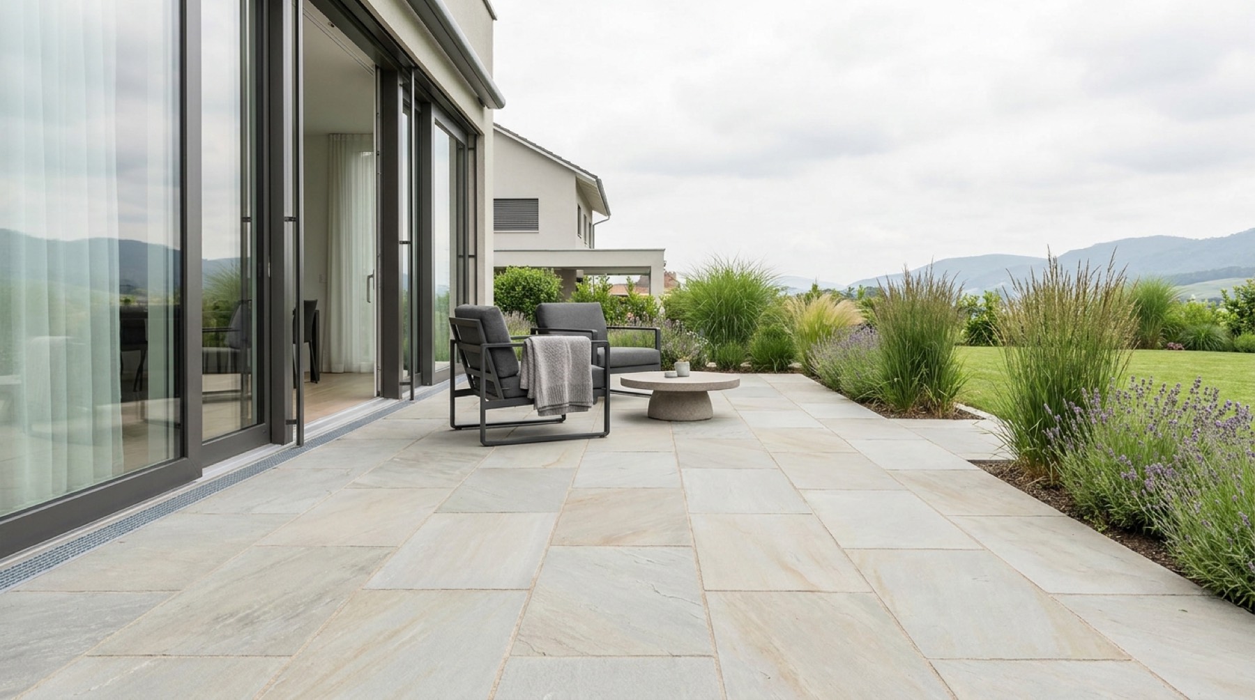 Gartenterrasse mit grossformatigen Natursteinplatten