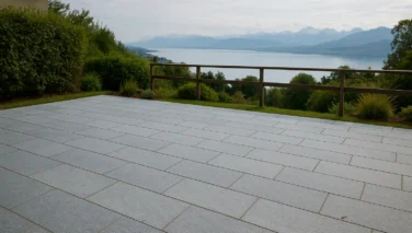 Grosse Terrasse mit Natursteinplatten und ruhigem Verlegebild in modernem Garten