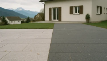 Helle und dunkle Naturstein-Terrassenplatten im Vergleich in einem gepflegten Garten