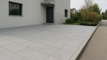 Natursteinbelag für eine repräsentative Einfahrt und einen Vorplatz vor einem modernen Gebäude in der Schweiz