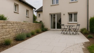 Gestalteter Innenhof mit Natursteinplatten, Sitzplatz und dezenten Pflanzakzenten