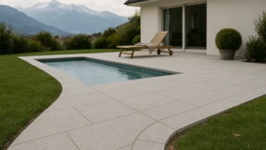 Harmonisch gestalteter Schweizer Garten mit Naturstein-Terrasse, Poolumrandung und Gartenweg