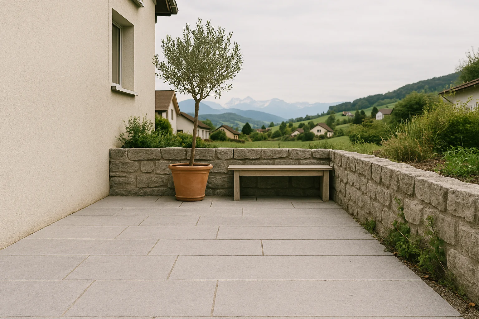 Mediterrane Gartenterrasse mit hellem Naturstein, Pflanzen und warmen Farbtönen