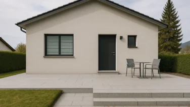 Moderne schlichte Hausfassade mit Naturstein auf Terrasse und Vorplatz