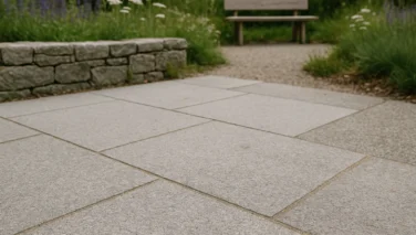 Natursteinplatten in einer naturnahen Gartengestaltung mit Pflanzen, Kies und ruhiger Terrassenfläche