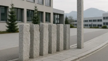 Naturstein-Palisaden und Stelen als Gestaltungselemente in einem modernen Aussenraum