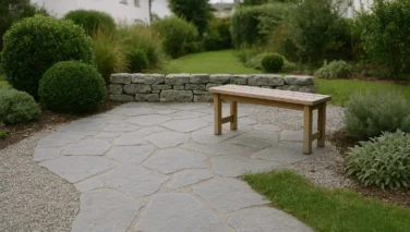 Naturstein-Polygonalplatten im Garten als natürlicher Sitzplatz zwischen Pflanzen und Kies