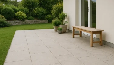 Harmonische Naturstein-Terrasse in ruhigen Grau- und Beigetönen im Garten