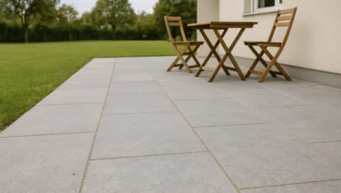 Naturstein-Terrassenplatten in einem familienfreundlichen Garten mit Sitzbereich und Grünfläche