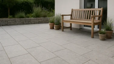 Zeitlose Naturstein-Terrasse mit ruhigen Farbtönen und klaren Linien im Schweizer Garten