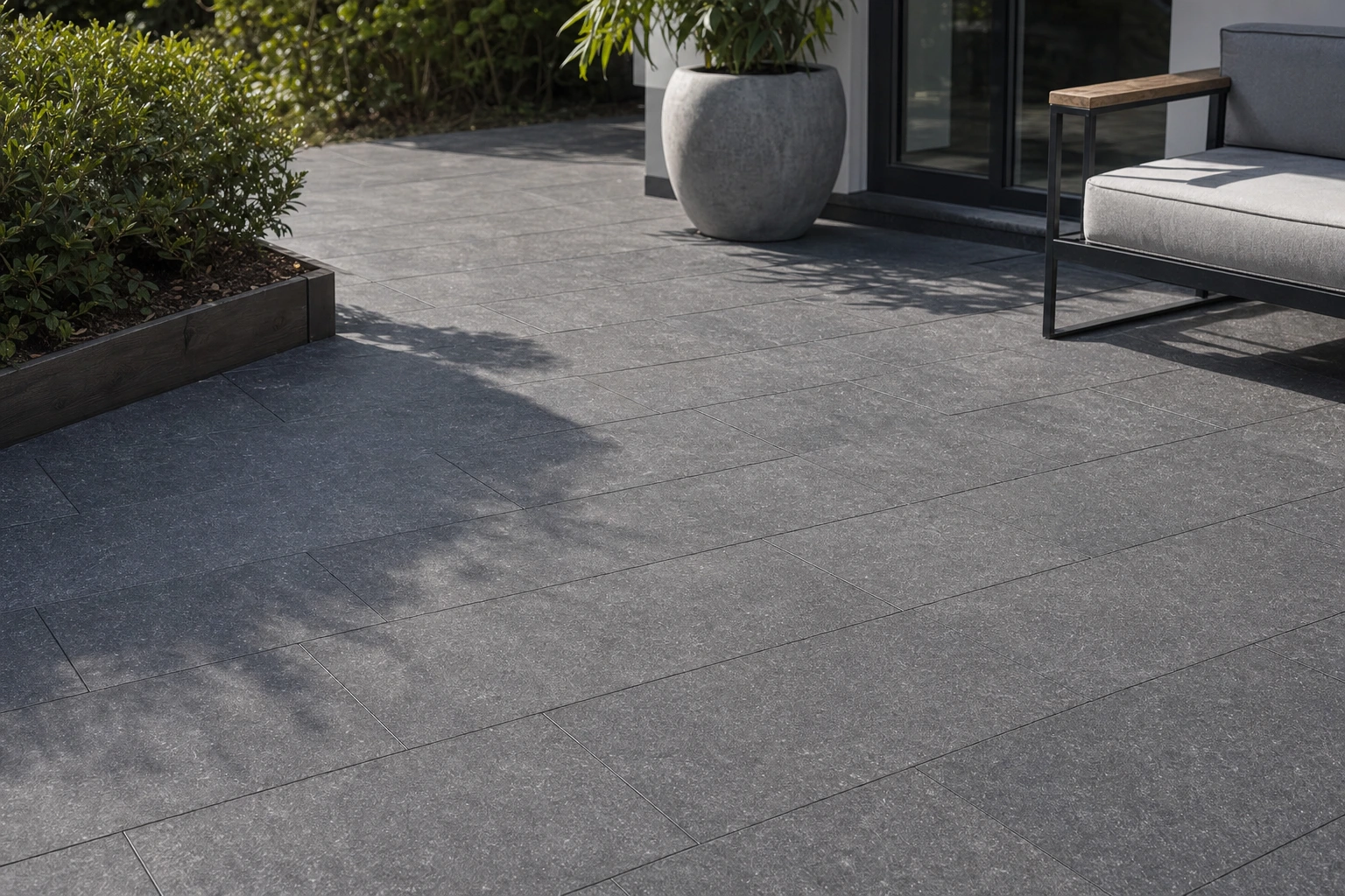 Moodbild von Bodenplatten Blustone Dark