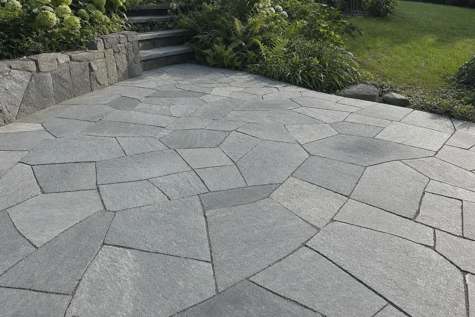 Moodbild von Bodenplatten San Bernardino silber - formwild / Mosaik
