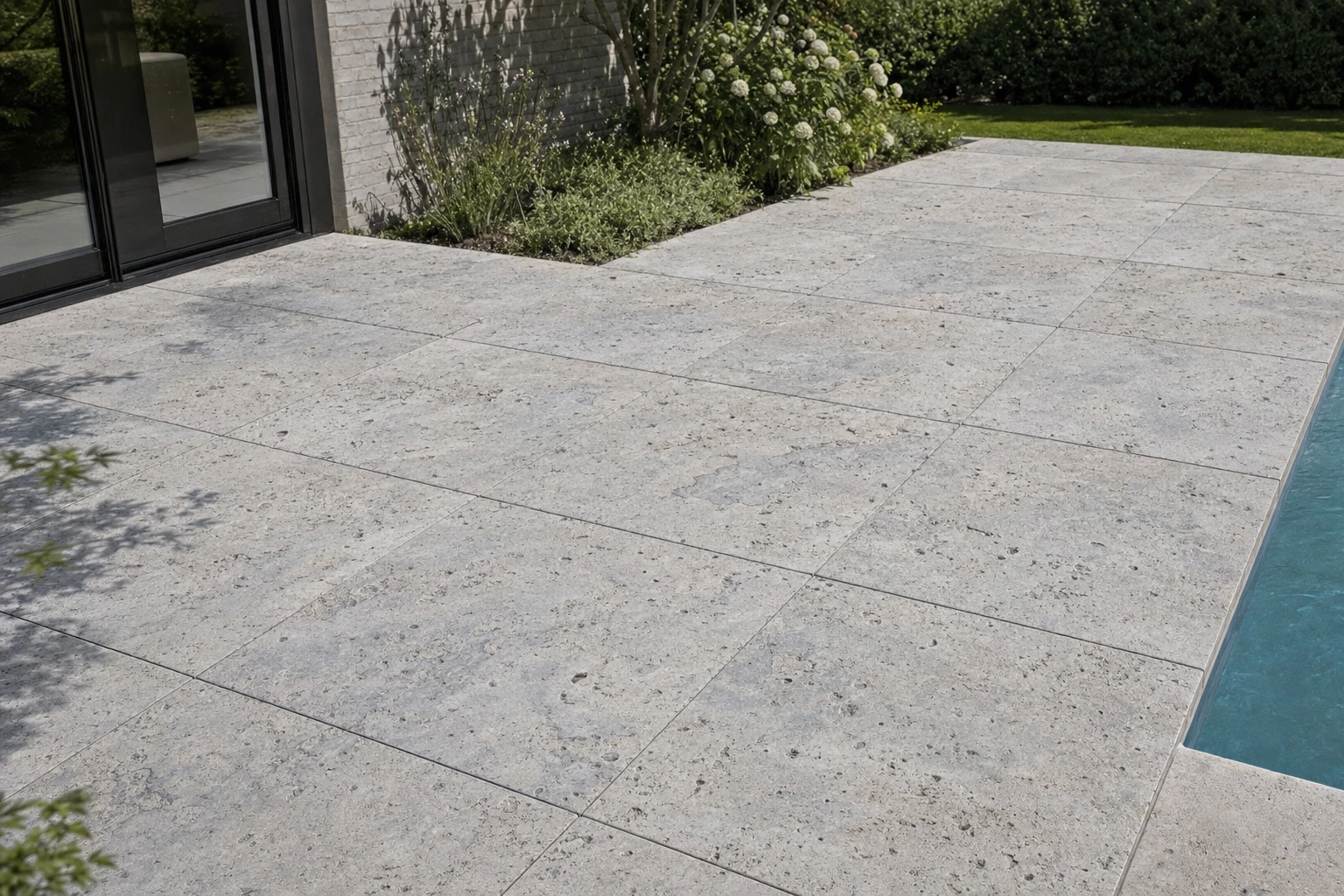 Moodbild von Bodenplatten Travertin Silver Blue