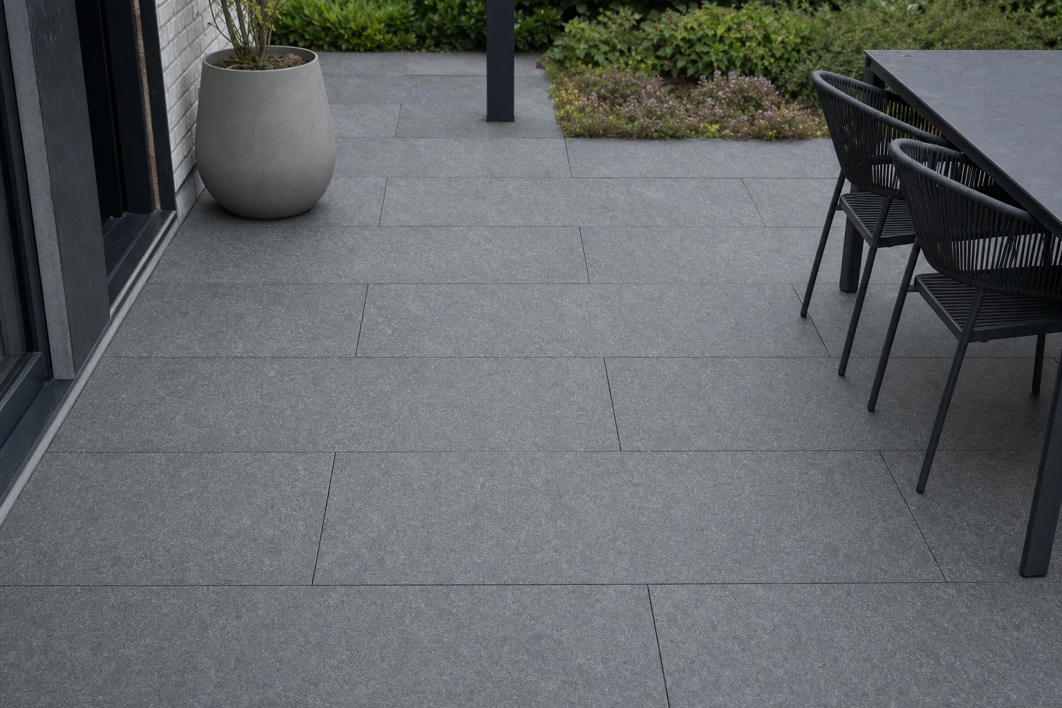 Moodbild von Bodenplatten Vietnam Basalt schwarz